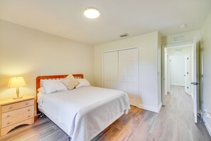 3 bedrooms, iron/ironing board, WiFi, bed sheets - Sunny Palm Bay Home w/ Screened Porch Near Beaches (Palm Bay)