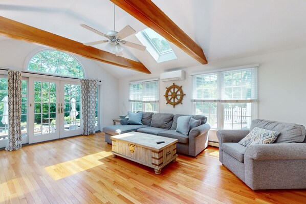 TV, ping pong - Gorgeous dog-friendly home with private, heated pool, furnished patio, porch (Sandwich)