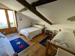 3 bedrooms, iron/ironing board, travel cot, WiFi - Gite La Châtaigne at Domaine de La Bertrandie - with Swimming Pool and Hot Tub (La Fouillade)
