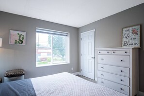 2 bedrooms, iron/ironing board, WiFi, bed sheets - Modern 2BR King Bed Central OSU.

 (Columbus)