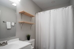 Serviettes fournies, papier toilette
