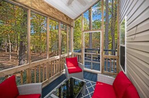 Outdoor dining - Hummingbird Lakehouse (Locust Grove)
