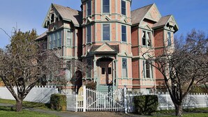 Un grand bâtiment historique, doté d’une tour imposante et de nombreuses fenêtres.