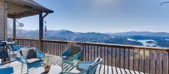 Hot Tub, Mtn Views & Games! Hayesville Home