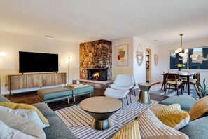 Smart TV, fireplace, books, music library - Benecia Oasis - Spacious Home, Pool + Hot Tub, Joshua Tree & Palm Springs (Yucca Valley)