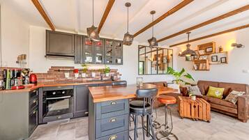 Réfrigérateur, micro-ondes, four, plaque de cuisson