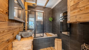 Douche, sèche-cheveux, serviettes fournies