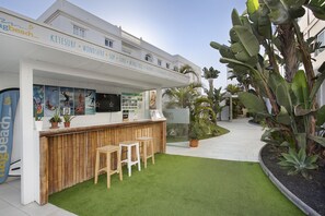 Bar (on property) - Vacation Apartment 'Bristol Lagoon Retreat' with Shared Pool, Balcony and Wi-Fi (Corralejo)