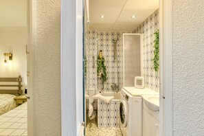 Chuveiro, secador de cabelo, toalhas de banho 