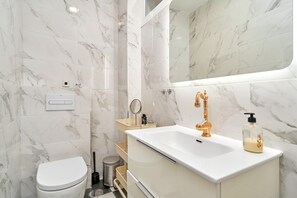 Douche, sèche-cheveux, serviettes fournies