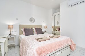 3 室のベッドルーム、アイロン / アイロン台、WiFi (無料)、ベッドシーツ