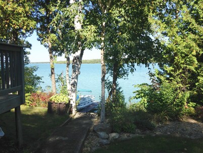 Come To Me Inn - Cozy Peaceful Lakefront Cabin, So Get Away & Be On Lake Time.