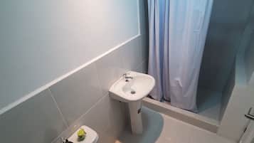 Secadora de cabello, toallas, jabón, papel de baño
