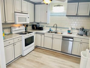 Refrigerador, microondas, horno y parrilla de estufa 