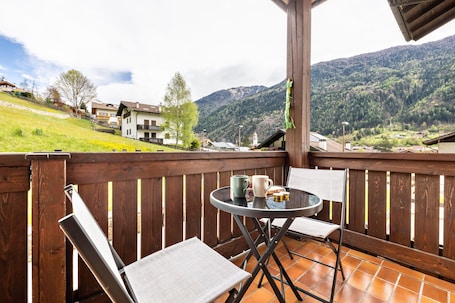 Outdoor dining. Apartment 'Collini Le Betulle' with Mountain View, Private Garden and Balcony