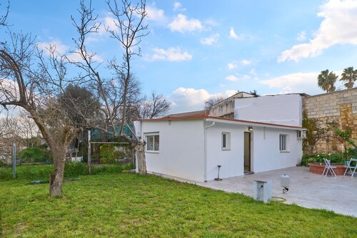 Holiday Home 'Villa Verde' with Shared Pool, Wi-Fi and Air Conditioning