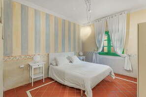 4 bedrooms, free WiFi, bed sheets - Apartment 'Villa Colliure' with Sea View, Private Pool and Wi-Fi (Adeje)