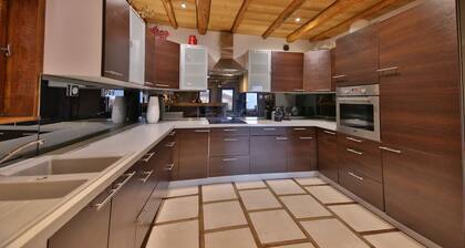 Charming chalet 100m from the slopes (10p) in the La Plagne area