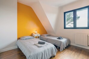 3 bedrooms, free WiFi, bed sheets - Holiday Home 'Maison 6 Pers 100m Plage' with Sea View, Private Terrace and Wi-Fi (TREGUNC)