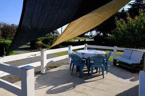 Outdoor dining - Holiday Home 'Maison 6 Pers 100m Plage' with Sea View, Private Terrace and Wi-Fi (TREGUNC)