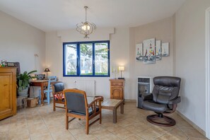 Interior - Holiday Home 'Maison 6 Pers 100m Plage' with Sea View, Private Terrace and Wi-Fi (TREGUNC)