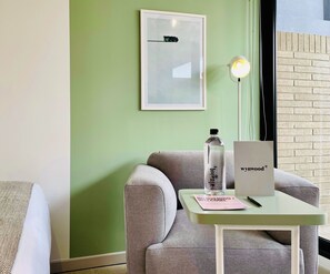 Exclusive Apartment | Living area | 40-inch Smart TV with cable channels - Muttuo by Wynwood House (Bogotá)