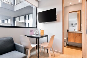 Apartment (611) | Living area | 40-inch Smart TV with cable channels - Muttuo by Wynwood House (Bogotá)