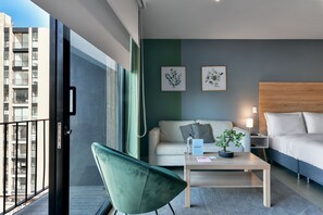 Apartment (609) | Living area | 40-inch Smart TV with cable channels - Muttuo by Wynwood House (Bogotá)