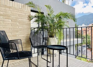Senior Apartment | Balcony view - Muttuo by Wynwood House (Bogotá)
