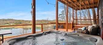 Secluded Lakefront Estate: Private Dock, Huge deck w/ views, Kayaks, Hot Tub