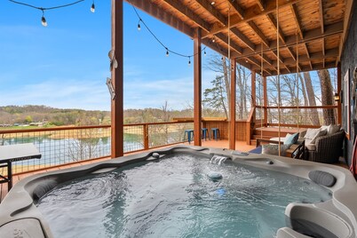 Secluded Lakefront Estate: Private Dock, Huge deck w/ views, Kayaks, Hot Tub