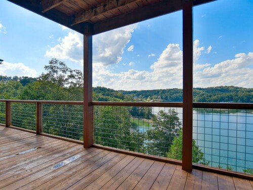 Secluded Lakefront Estate: Private Dock, Huge deck w/ views, Kayaks, Hot Tub