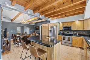 Jääkaappi, mikroaaltouuni, uuni, liesi