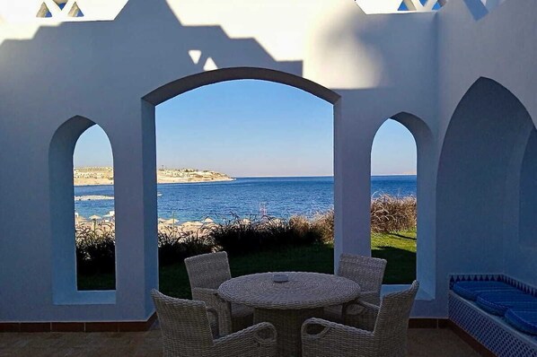 Outdoor dining - Sea view villa in Domina Coral Bay to spend your vacation in full relaxation (sharm el sheikh)