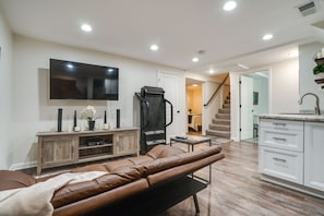 TV - Chic Minneapolis Apt - 6 Blocks to Lake Nokomis! (Minneapolis)
