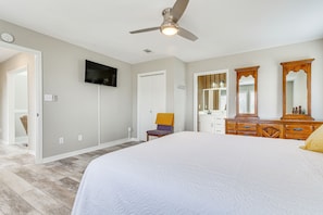 3 bedrooms, iron/ironing board, WiFi, bed sheets - Pensacola Home w/ Screened Porch: 10 Mi to Beach! (Pensacola)