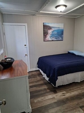 2 bedrooms, desk, WiFi, bed sheets