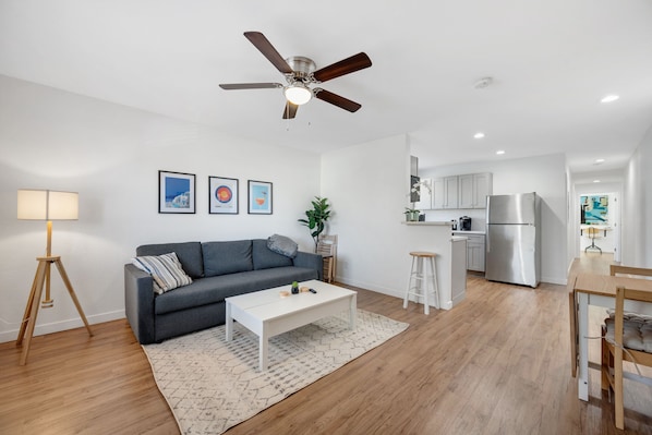 Signature-Apartment | Wohnbereich | Smart-TV, Netflix, Hulu, Streaming-Dienste