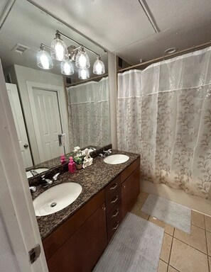Douche, serviettes fournies, savon, papier toilette
