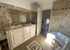 Hair dryer, towels, soap, toilet paper - Maison sur la Colline, Lagnes Proche de Gordes et Lisle sur la Sorgue (Lagnes)