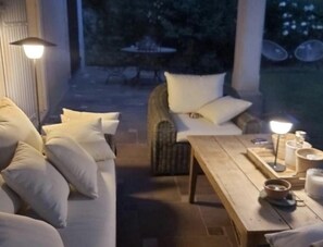Outdoor dining - Maison sur la Colline, Lagnes Proche de Gordes et Lisle sur la Sorgue (Lagnes)