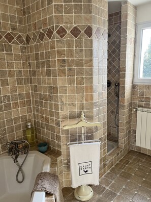 Hårtørrer, håndklæder, Sæbe, Toiletpapir