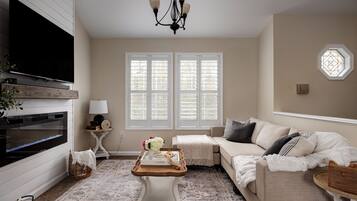 Smart-tv, eldstad och böcker