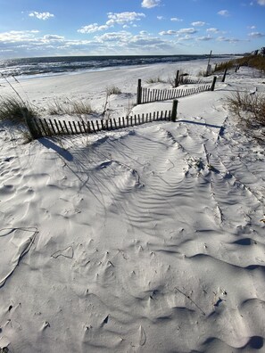 Sulla spiaggia, lettini da mare