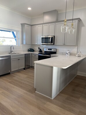 Fridge, microwave, oven, stovetop - Right on the beach (Mexico Beach)