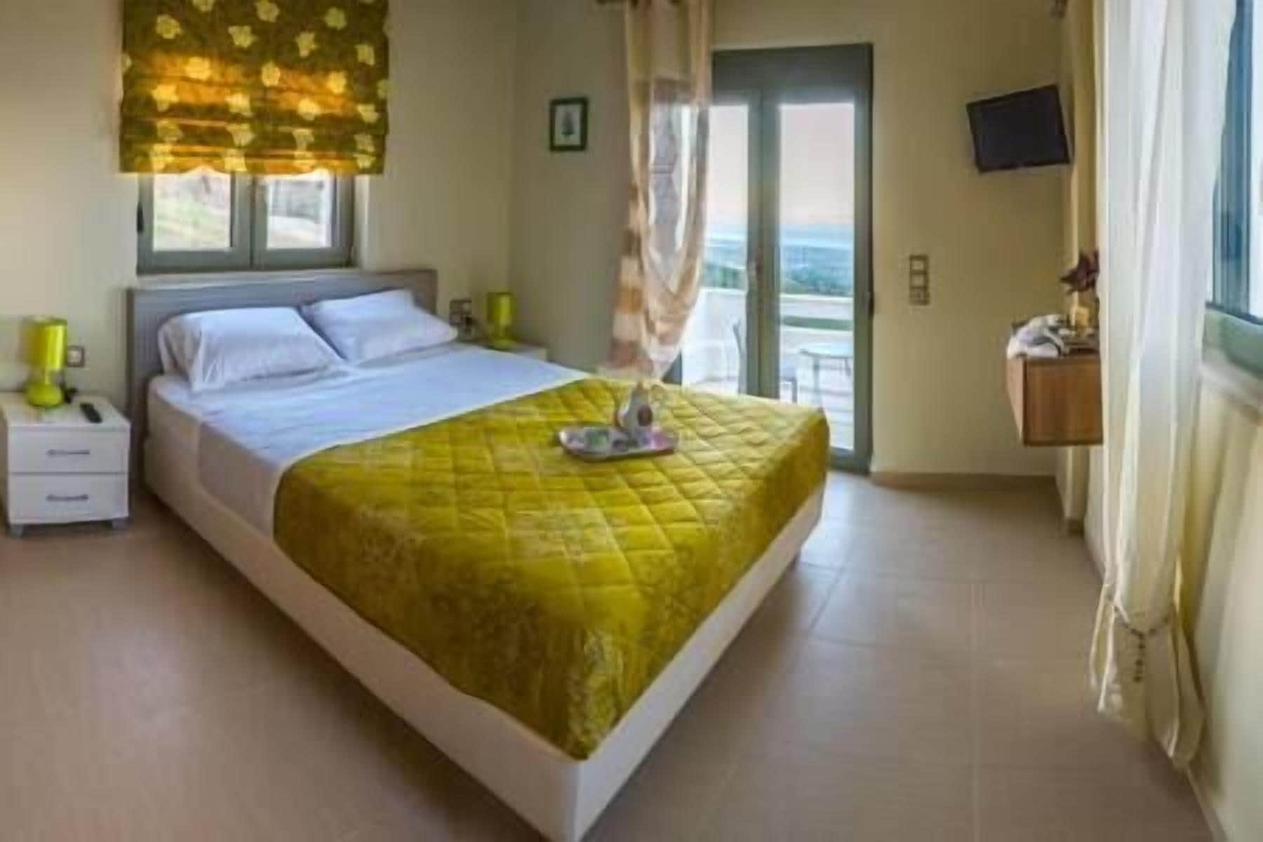 3 bedrooms, in-room safe, iron/ironing board, free WiFi