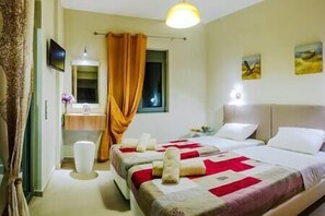 3 soverom, strykejern/-brett, reiseseng for barn og internettilgang