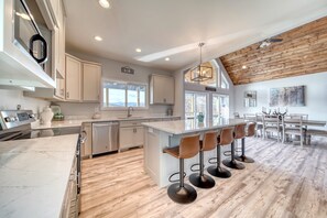 Frigorífico, microondas, horno y placa de cocina