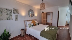 Ferros/tábuas de passar roupa, acesso à internet, roupa de cama