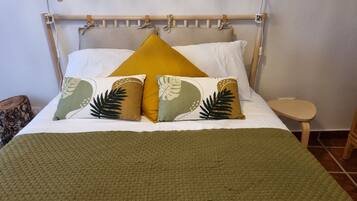 Een strijkplank/strijkijzer, internet, beddengoed